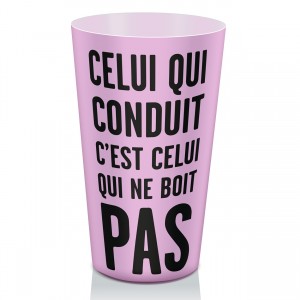 gobelet doseur d'alcool rose, accessoire de prévention aux dangers de l'alcool