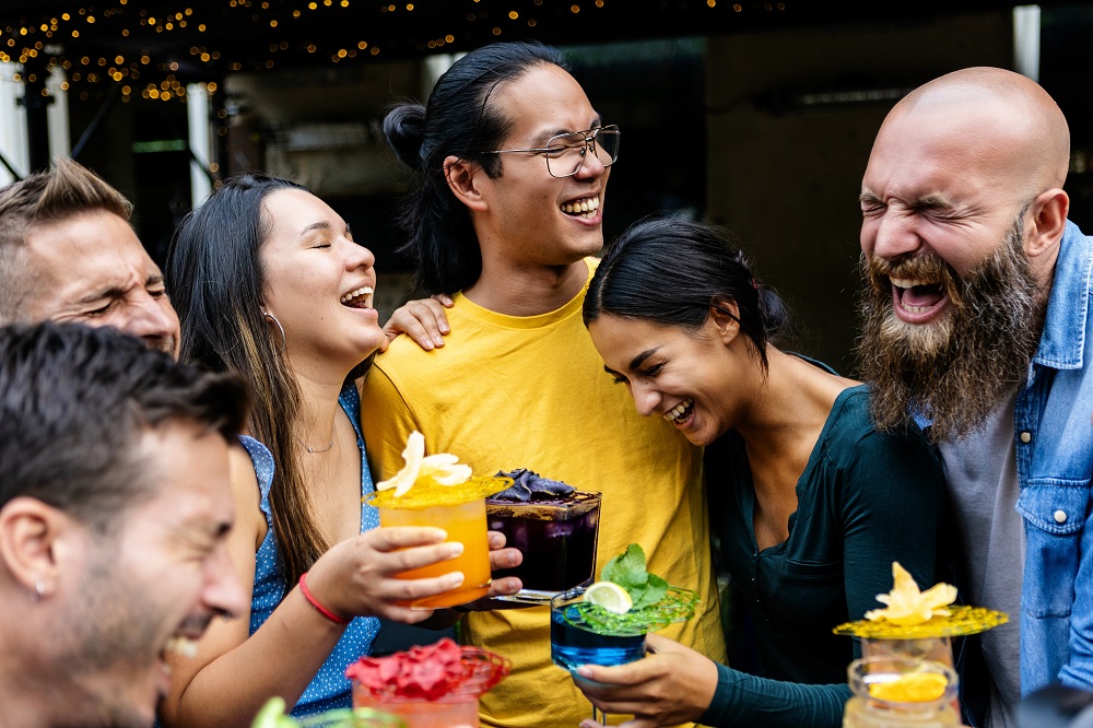 Groupe d'ami faisant le dry january avec des cocktails sans alcool